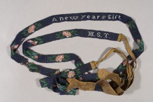 Beaded chain with silk ribbon ends, inscribed in white beads “A New Years gift / M.S.T,’’ New England, ca. 1830–1840