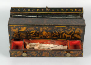 Figure 22 Glassichord, Kennebunk, Maine, c. 1800–1832. Wood, brass, iron, and applied brocade paper, 6 1⁄4 × 6 1⁄4 × 16 in. Courtesy of Old Sturbridge Village, 10.17.71